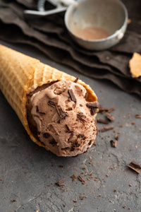 自制巧克力冰淇淋在华夫饼锥和黑巧克力片