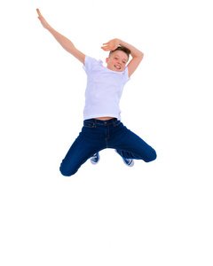 一个小男孩的学龄儿童跳跃图片