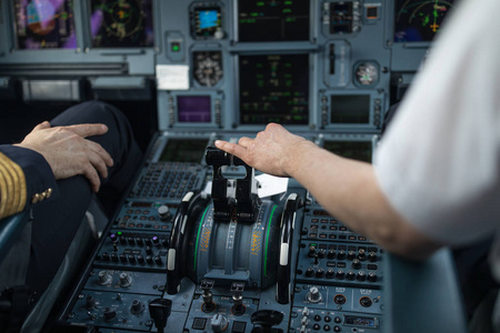 客机飞行员飞行员的手加速在油门在商业客机飞机飞行驾驶舱在起飞期间