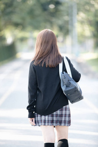 亚洲日本学校女孩服装的肖像漫步在公园户外电影复古风格