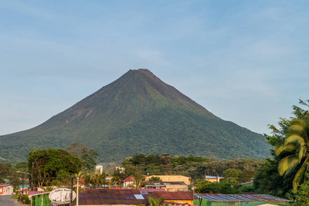 哥斯达黎加2016年5月8日 阿雷纳尔火山在 la 财神村后面翱翔