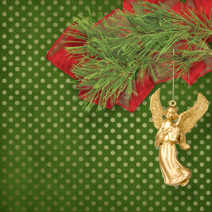 天使圣诞挂在松枝上