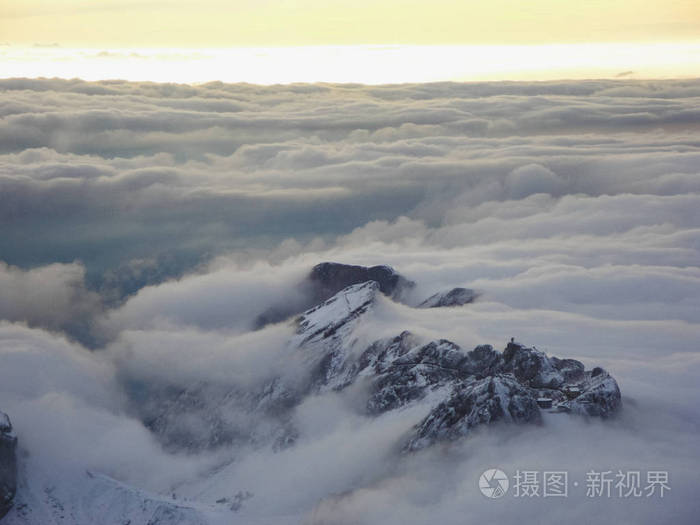惊人的鸟瞰的薄雾瑞士阿尔卑斯山和云层以上的山峰从飞机瑞士