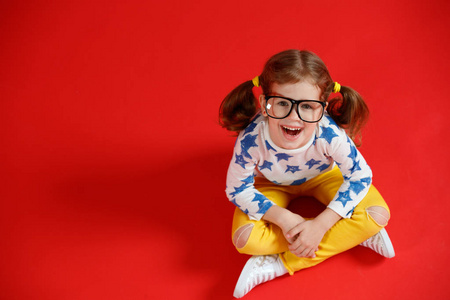 彩色背景下的眼镜滑稽的儿童女孩