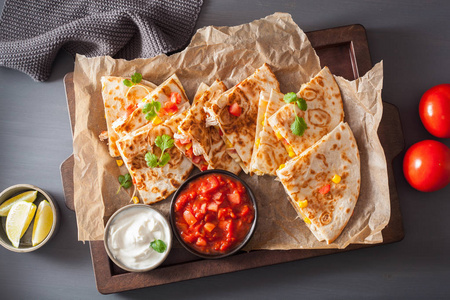 墨西哥 quesadilla 鸡肉, 西红柿, 甜玉米和奶酪