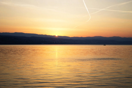 黎明在亚得里亚海, 克罗地亚, 欧洲。黎明时分在亚得里亚海上划船