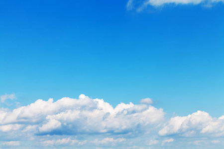 蓝天和云彩背景与拷贝空间