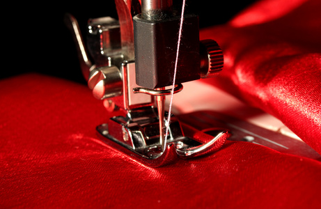缝纫机用红布特写图片