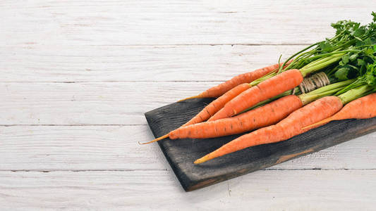 配薯条,新鲜生菜,西红柿,黄瓜和萝卜,在木制背景上