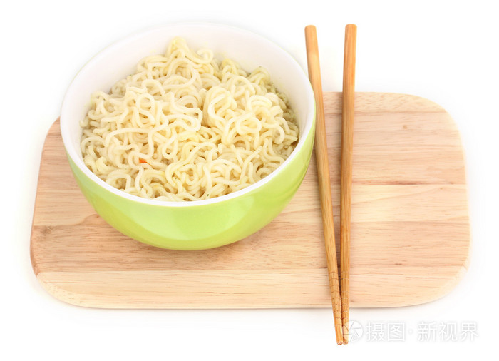 亚洲面条在碗上木板上白色隔离