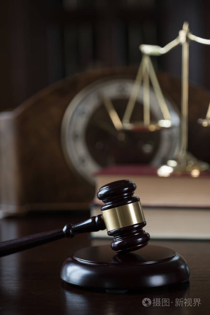 法官的槌在法庭图书馆法律概念