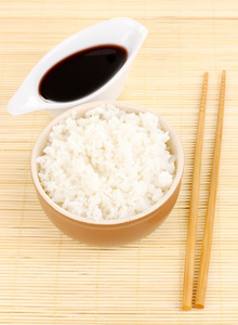 碗的米饭和筷子竹垫上