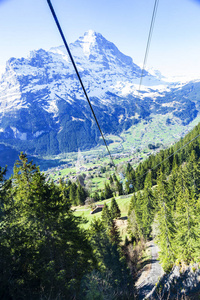 缆车和塔在山阿尔卑斯的小村庄, 运输从格林德沃到第一高峰瑞士