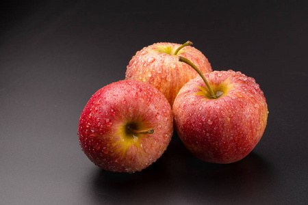红苹果的堆黑色背景下的红苹果堆照片