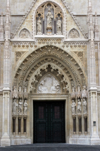萨格勒布大教堂的入口门户