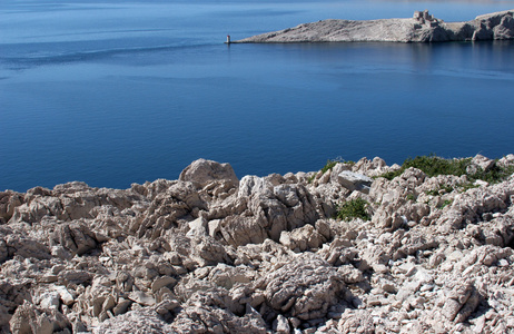 灯塔和最南端的废墟点的海岛 pag 在克罗地亚