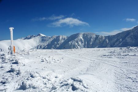 山 雪和天空