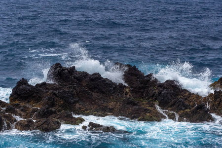 海浪撞击大西洋的岩石海岸