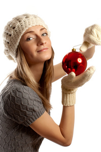 年轻漂亮的微笑女孩在圣诞与冬季衣服 tr