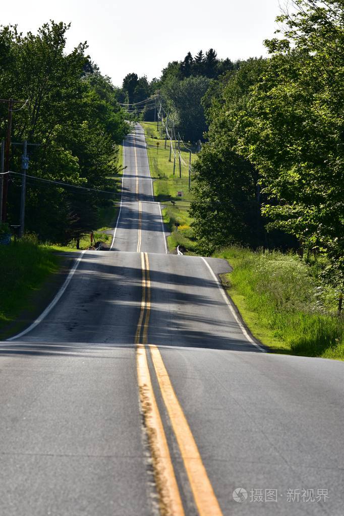 蜿蜒铺设的乡间小路