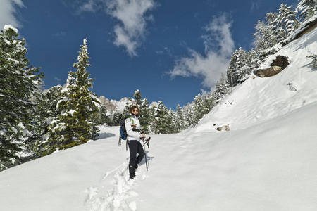 女孩爱爬在多洛米蒂山的雪