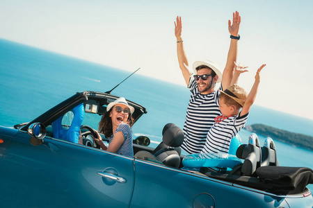愉快的家庭旅行和乐趣在敞篷车汽车附近海照片
