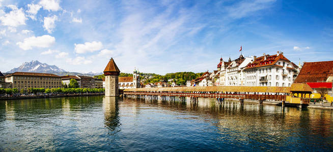 教堂桥梁著名地方在湖 luzern 与蓝色天空和古董大厦在 luzern, 瑞士, 欧洲