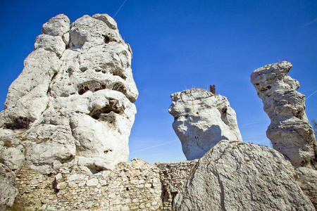 在波兰的岩石景观。鹰巢克拉科夫和琴之间的旅游路线