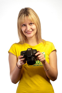 年轻的微笑女孩与单反相机图片