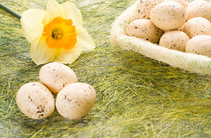 水仙花和复活节彩蛋篮
