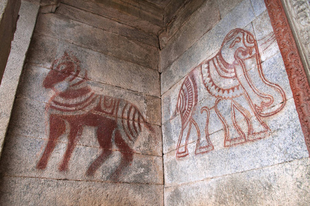 Gomateshwara 寺Vindhyagiri 山Shravanbelgola卡纳卡的入口门上的一匹马和一只大象的图画