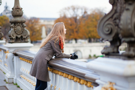 在秋天或春天的一天，美丽年轻游客在巴黎