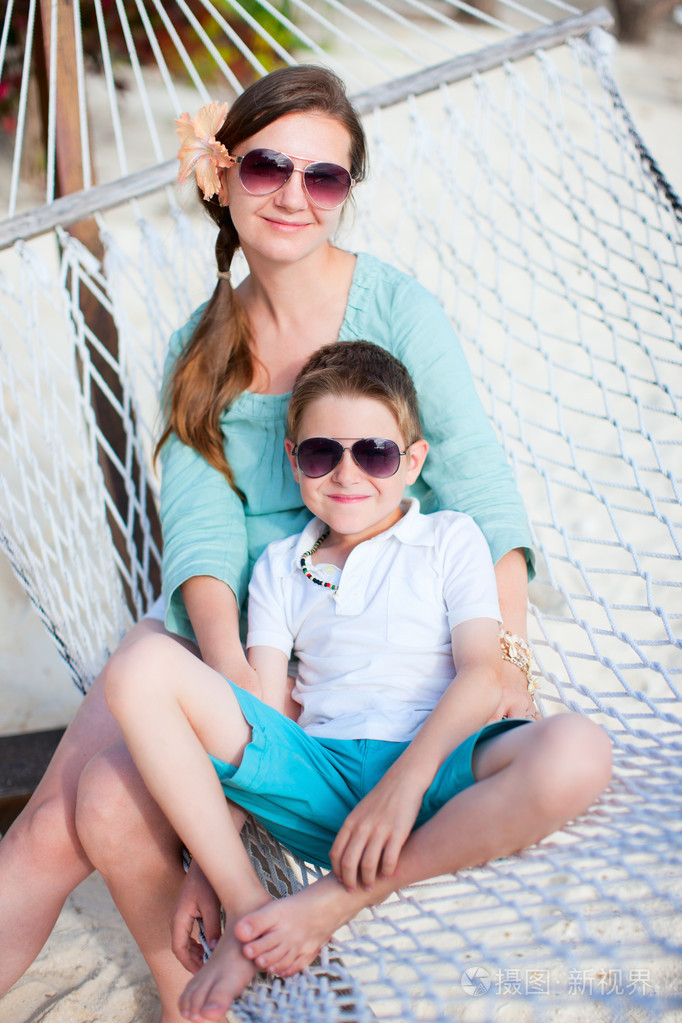 母亲和儿子在度假照片-正版商用图片05k4vf-摄图新视界