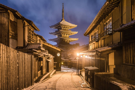 日本的宝塔和雪霏霏的日子在京都府的老房子里