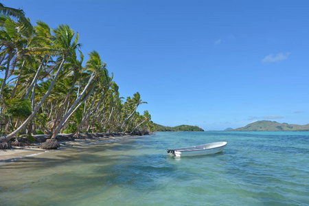 白色渔船上热带岛屿斐济