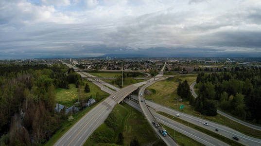 空中全景的公路交汇处。在加拿大不列颠哥伦比亚省的大温哥华拍摄