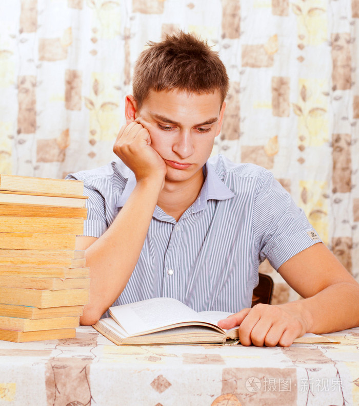 青年学生勤奋学习的人的肖像