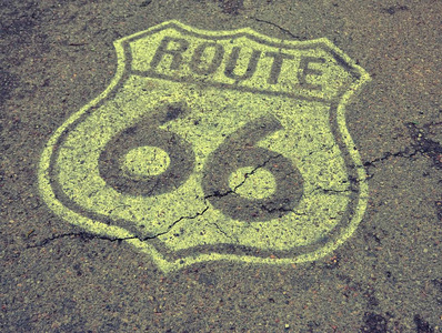 美国历史悠久的66号公路在沥青上签名