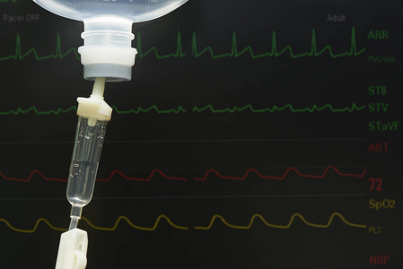 手术室塑料瓶静脉注射盐水液及背景监测显示