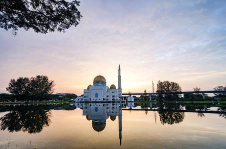 美丽的日出风景的作为萨拉姆清真寺位于雪兰莪州，马来西亚与 lake.color 色调应用的思考