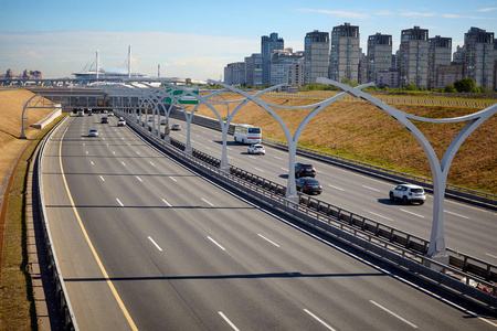 交通在高速公路与汽车, 在现代城市的背景下照片