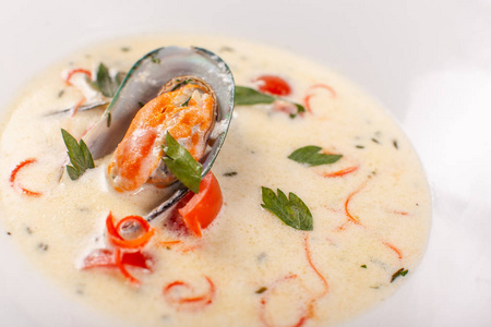 奶油汤配海鲜, 烤虾, 贝壳贻贝.地中海餐厅菜单照片