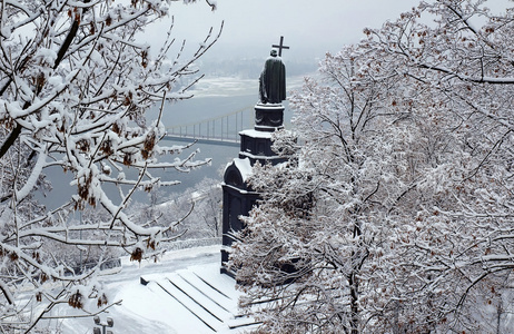 弗拉迪米尔王子在雪中的纪念碑图片