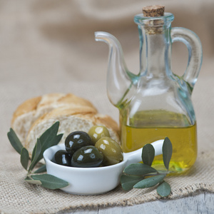 橄榄油用橄榄和面包