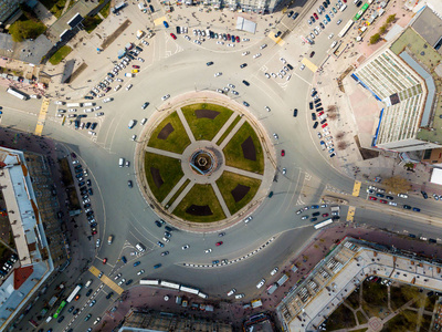 现代城市的空中摄影 高层建筑, 一条大马路, 商店和公园, 在一个温暖的夏日, 蓝天。直升机无人机射击