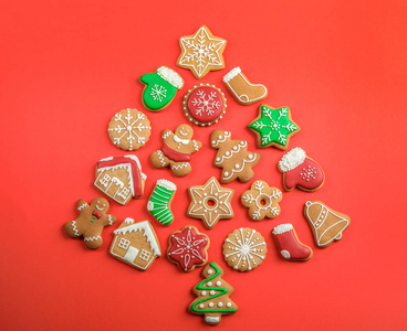 圣诞树形状的美味自制饼干的颜色背景, 顶部视图