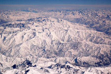 雪山上的山峰。地球表面。环境保护和生态。流浪和旅行。我们的地球是我们这一代人的未来