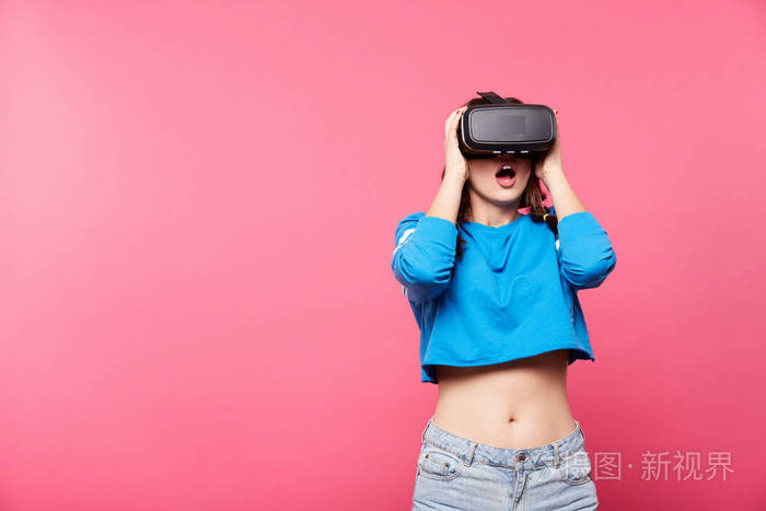 年轻女子与虚拟现实眼镜摆在粉红色背景, 3d, 未来的概念