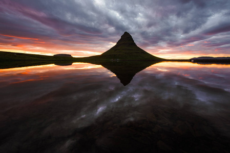 Kirkjufellsfoss 瀑布上的七彩日出