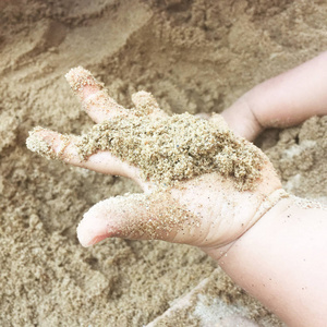 手里的沙子儿童年龄2岁